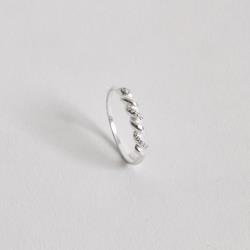 Anel torcido com zircônias 