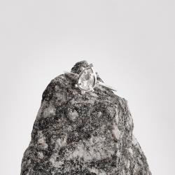 Anel fino zircônia gota trabalhada