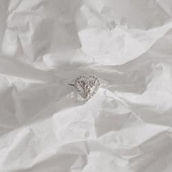 Anel fino coração vazado com zircônias 