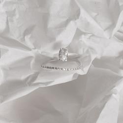 Anel ondulado meia aliança com zircônia oval