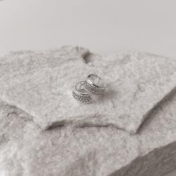 Argola click larga cravejada 9mm detalhe geométrico vazado