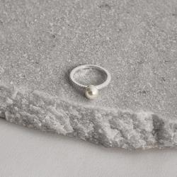 Anel todo cravejado com pérola