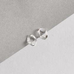 Brinco oval vazado com interior cravejado 13mm