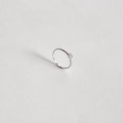 Anel coração cravejado detalhe vazado na lateral