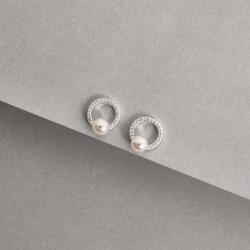 Brinco círculo vazado cravejado com pérola 13mm