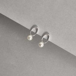 Brinco oval vazado com pérola 17mm