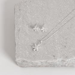 Conjunto brinco e colar flor cravejada 12mm 45cm