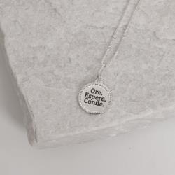 Colar pingente medalha ore, espere, confie resina 15mm 45cm