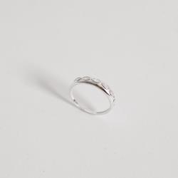 Anel cravejado de zircônias navetes