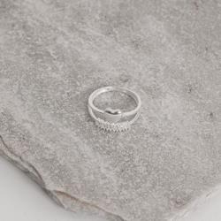 Anel fio duplo coração com zircônias quadrada