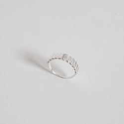 Anel largo riscado com detalhe cravejado