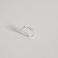 Anel fio duplo ondulado com bolinhas, navetes e zircônias