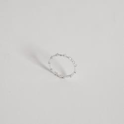 Anel aliança com zircônias cristal