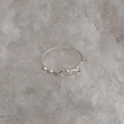 Anel coração vazado com navetes cravejados