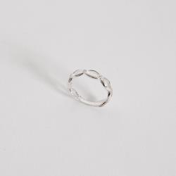 Anel navetes vazados e zircônias