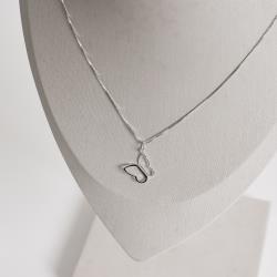 Colar pingente borboleta vazada de lado 15mm 45cm