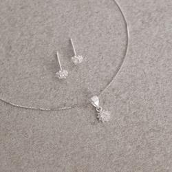 Conjunto brinco e colar flor cravejada cristal 6mm 40cm