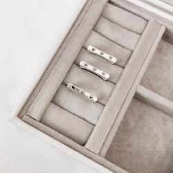 Anel reto detalhe corações vazados