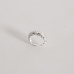 Anel largo detalhe riscado