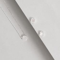 Conjunto brinco e colar trevo madrepérola com cravejado 7mm 40cm com extensor