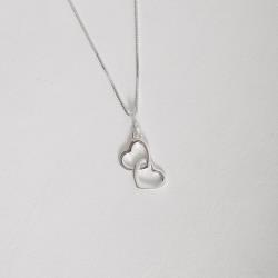 Colar pingente dois corações vazados 15mm 45cm