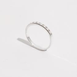 Anel meia aliança cravejada detalhe desenhado