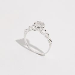 Anel solitário detalhe corações vazados