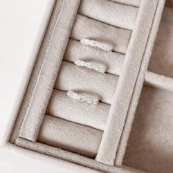 Anel meia aliança zircônias redonda