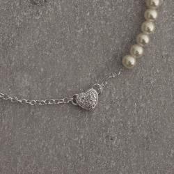 Pulseira entremeio coração cravejado 8mm corrente elo português e pérolas 17cm com alongadora