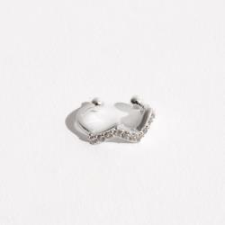 Piercing fake argola zigzag cravejado orelha direita