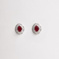 Brinco medalha trabalhada 11mm com zircônia oval rubi
