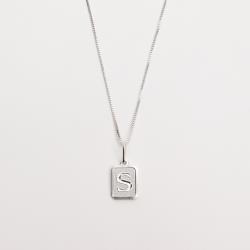 Colar pingente placa letra S 12mm 45cm