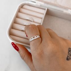 Anel meia aliança cravejada detalhe corações vazados