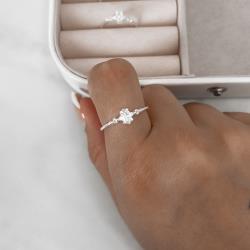 Anel solitário navete com mini zircônias