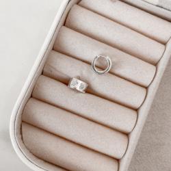 Argola click larga corações vazados e cravejados 10mm