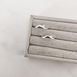 Anel ondulado detalhe zircônia