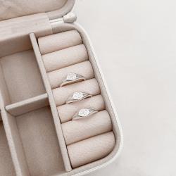 Anel detalhe botão cravejado