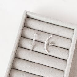 Brinco ear hook bolinhas cravejadas