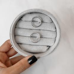 Anel círculo vazado com zircônia