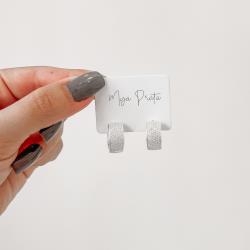 Argola click larga cravejada 16mm detalhe geométrico vazado