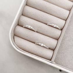 Anel meia aliança com 3 zircônias