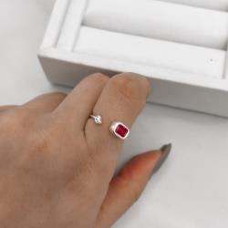 Anel zircônia retangular cereja e coração cravejado regulável P