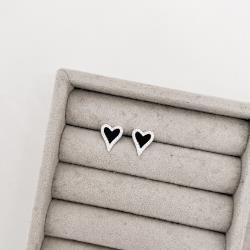 Brinco coração pedra ônix com cravejado 11mm